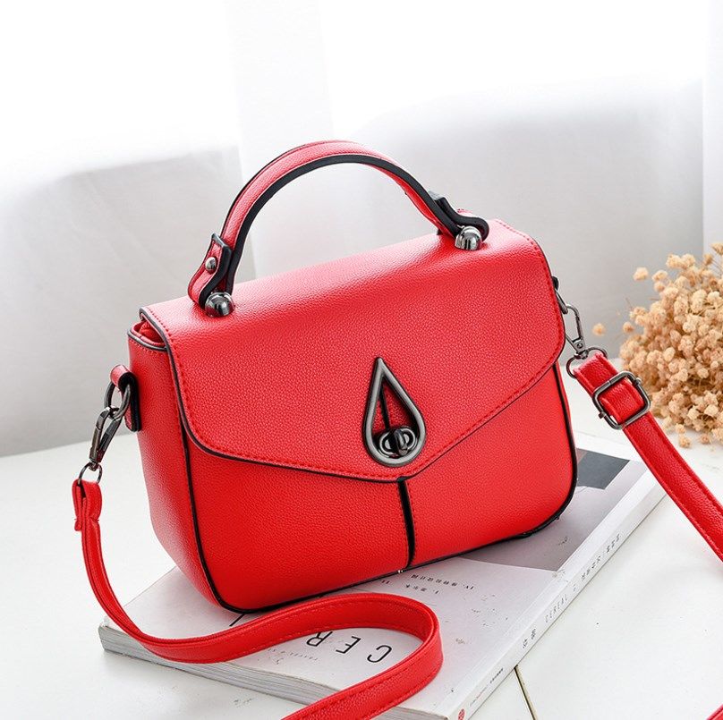 Женские сумочки магазин. Сумка женская. Красивые сумки. Сумка женская красная. Маленькая красная сумка.